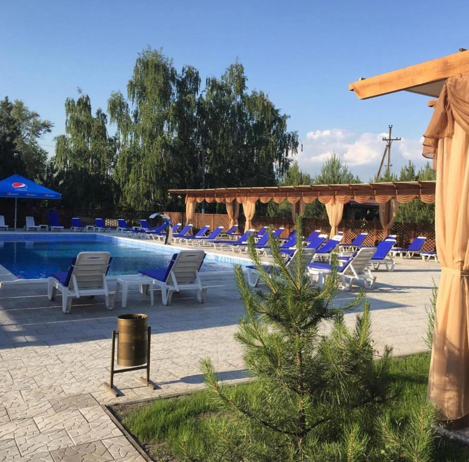 Relax Hotel - Restaurant Complex Novomoskovsk Buitenkant foto
